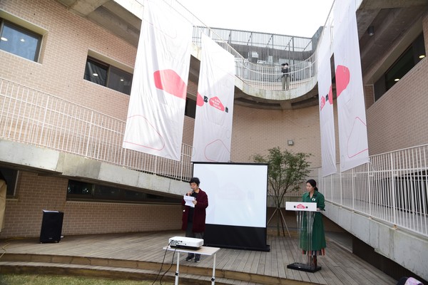 배우 문소리 씨 사회로 진행된 카라 더봄센터 개관식에서 임순례 카라 대표가 인사말을 하고 있다. [사진=카라]