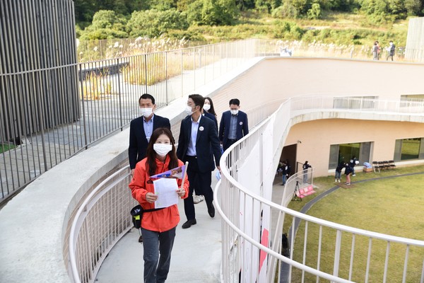 카라 더봄센터 개관식 후 참석자들이 센터를 둘러보고 있다. [사진=카라]