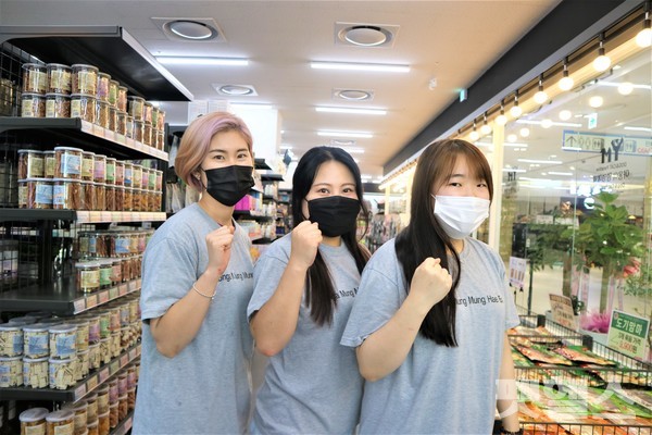 야멍 청라점 직원들이 포즈를 취했다. @펫헬스