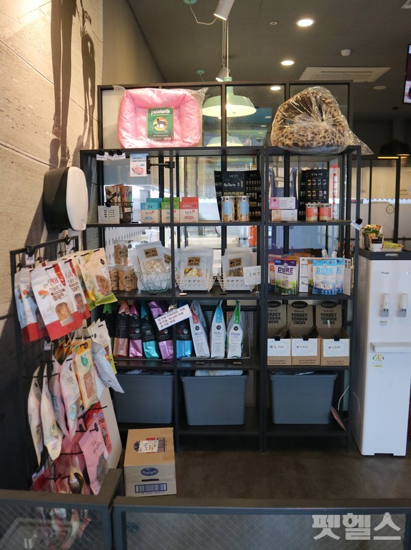 입구에 있는 용품 코너. 온라인에 없는 고급 제품만 취급 @펫헬스