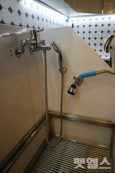 하이드로바스는 비누목욕을 할 수 있는 샤워기가 따로 있다. @펫헬스
