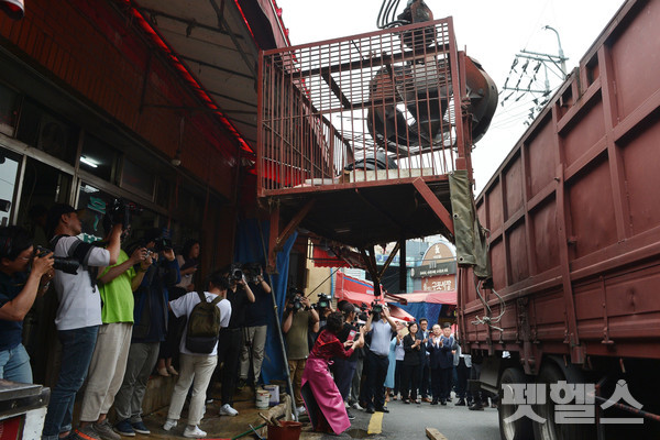 지난해 7월 구포 가축시장 폐업 협약 및 구조동물 이송 모습 [사진=부산시]