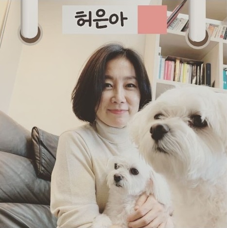 반려견 쫑이와 몽이와 함께 있는 허은아 의원 [사진=펫밀리 인스타그램]