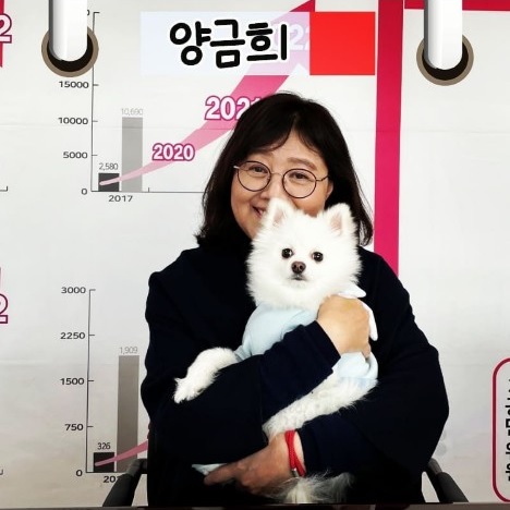 반려견 로빈과 함께 있는 양금희 의원 [사진=펫밀리 인스타그램]