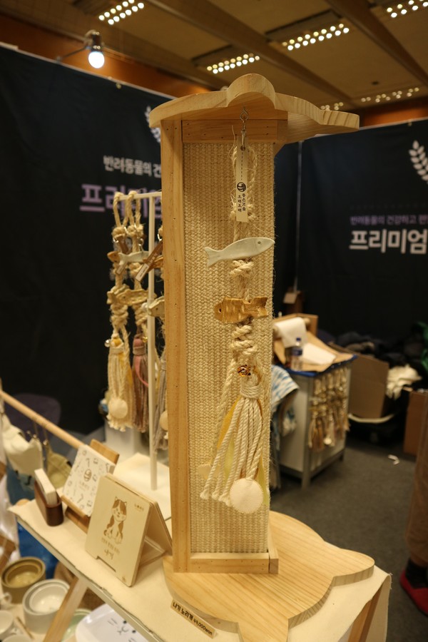 스크레쳐와 장난감을 하나로 조합한 제품 @펫헬스