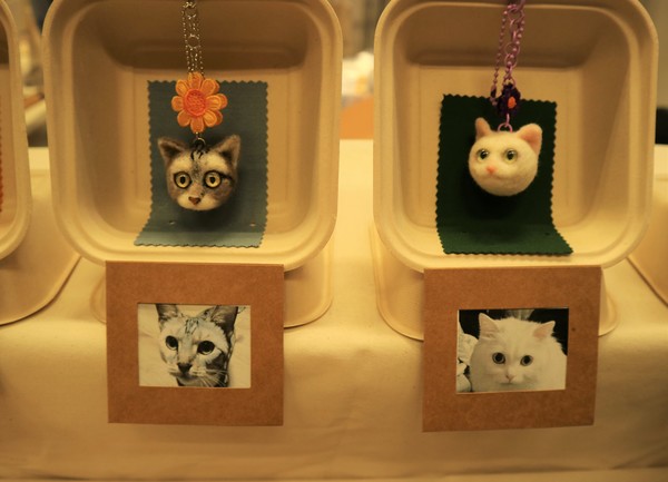 고양이 얼굴 목걸이와 고양이 액자 @펫헬스