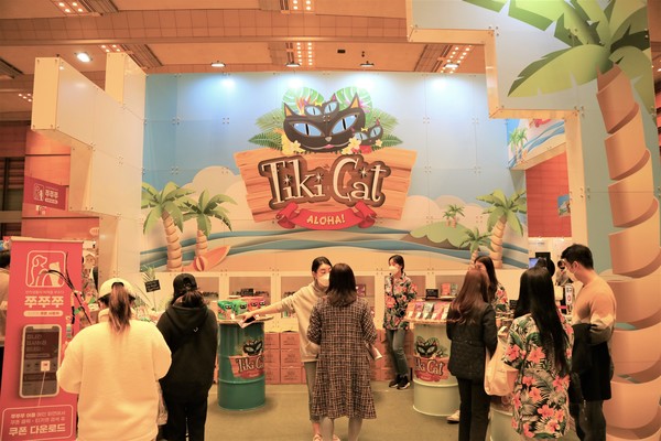 이국적인 분위기가 물씬 풍기는 디자인의 티키켓 부스 @펫헬스