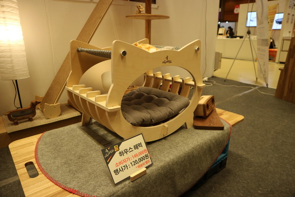 윗 부분에 해먹이 있는 하우스 @펫헬스