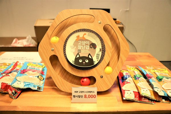 고양이 스크레쳐와 장난감 일체형 @펫헬스