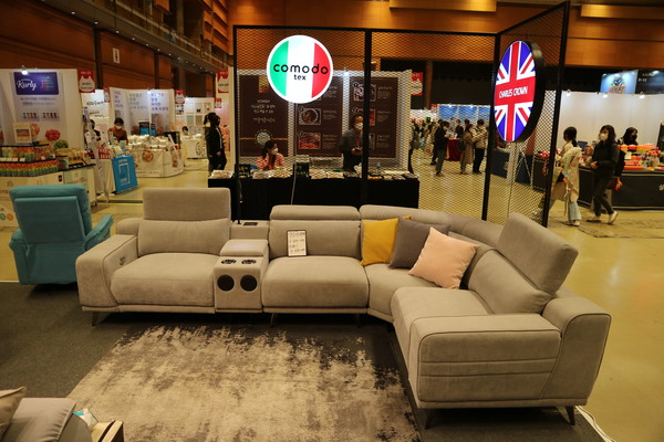 반려동물이 헤꼬지 해도 괜찮은 소파. 재질이 견고한 특수 재질이다. @펫헬스