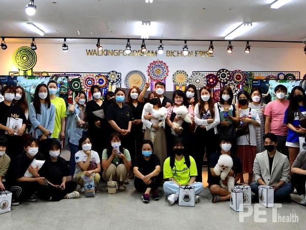 진영선 원장과 광주 국제애견미용학원의 수강생들[사진=진영선 원장]