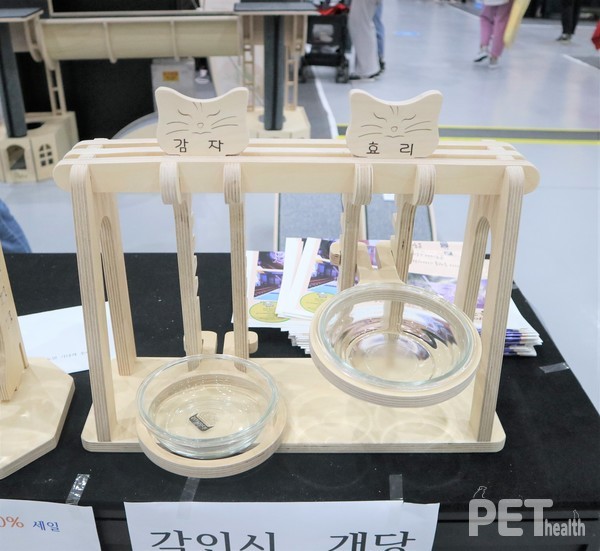 높이 조절 가능한 식기대. 이름도 새겨준다. @펫헬스