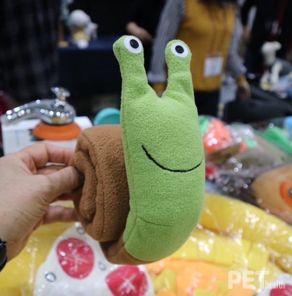 달팽이 노즈웍. 풀면 사이 사이에  간식 주머니가 있다. @펫헬스