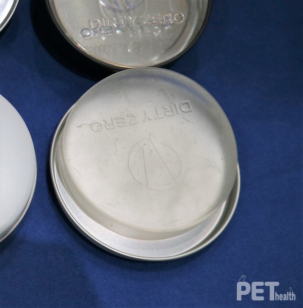 반려동물의 털이 묻은 옷이나 가구들에서 털을 제거하는 용품. 발명특허로 반영구적이다. @펫헬스