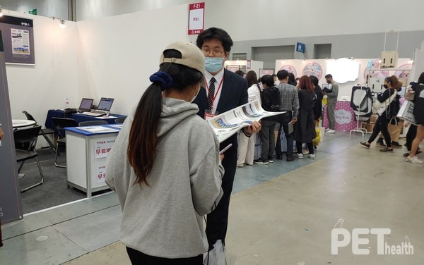 반려동물 전문언론 ‘펫헬스’가 지난 23일~25일 부산 벡스코에서 열린 ‘2021 케이펫페어 부산’에서 관람객들에게 펫헬스 종이신문(4월호)을 무료 배포했다. @펫헬스