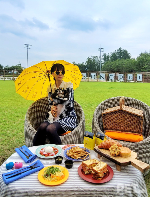 한 펫팸족이 프라이빗 펫 피크닉 패키지를 즐기고 있다. 사진 소노펫