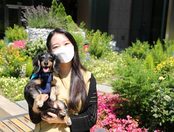 GS25 유니폼으로 제작한 하네스를 착용한 강아지. 사진 GS리테일