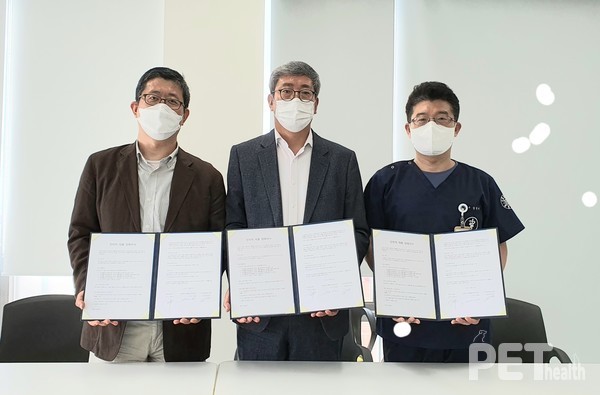 사진 왼쪽부터 오원석 애니바이옴 대표, 남동배 사조동아원 전무, 김민수 서울대 동물병원 응급의료센터 센터장.  사진 사조동아원