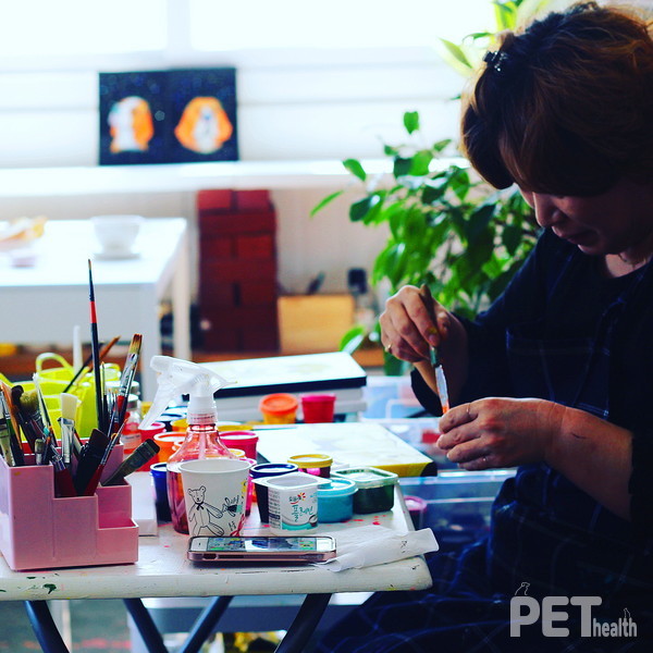 그림을 그리는 중인 장영숙 화가. 사진 장영숙 화가