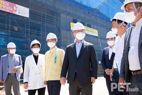 9일 이재명 경기도지사가 경기 여주시 상거동 반려동물테마파크 조성사업 현장을 둘러보고 있다. 사진 경기도