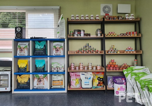 드림펫푸드에선 사료와 고양이 캔이 주 품목이다. @펫헬스