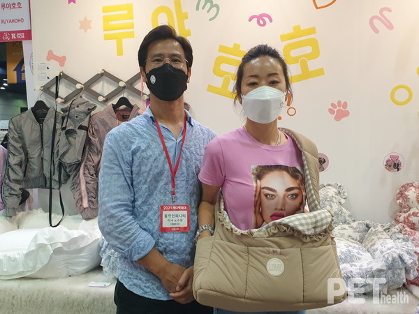 \병루야호호의 명장미 대표(사진 오른쪽)와 노수성 이사. @펫헬스