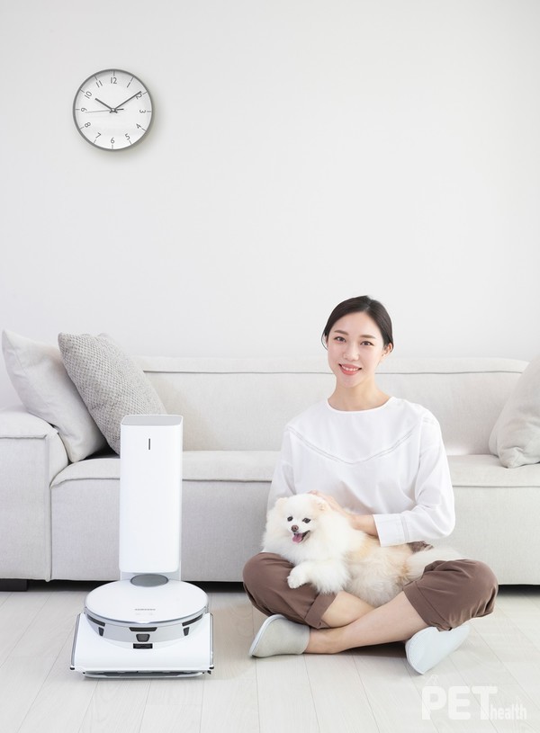 삼성전자 모델이 인공지능 로봇청소기 ‘비스포크 제트 봇 AI’를 소개하고 있다. 사진 삼성전자