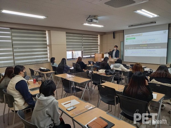 광주여자대학교 애완동물보건학과는 10월 25일부터 12월 1일까지 2021학년도 특성화 사업 프로그램 일환으로 펫시터와 반려동물관리사 자격증 과정을 운영한다고 밝혔다. 사진 광주여대