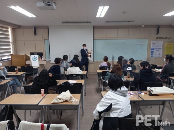 광주여자대학교 애완동물보건학과는 10월 25일부터 12월 1일까지 2021학년도 특성화 사업 프로그램 일환으로 펫시터와 반려동물관리사 자격증 과정을 운영한다고 밝혔다. 사진 광주여대