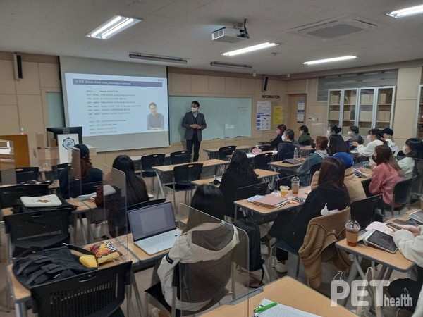 광주여자대학교 애완동물보건학과는 2021학년도 현장형 실무중심 교육프로그램 일환으로 최근 김성호(수의학박사) 지바오텍 대표를 초청해 ‘4차 산업혁명과 반려동물 산업의 변화’를 주제로 특강을 진행했다. 사진 광주여대