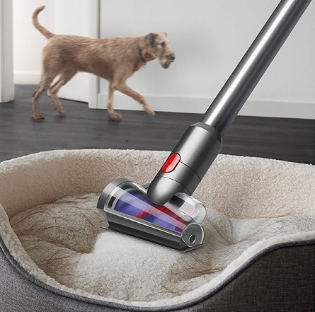 다이슨 V15 디텍트 무선청소기의 헤어 스크류 툴 사용 모습. 사진 다이슨