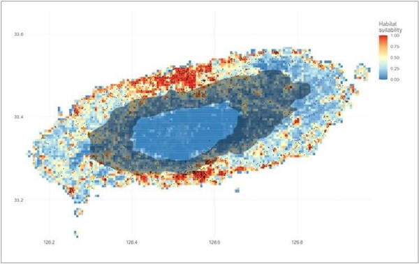 MaxEnt 모형을 통해 예측한 제주도내 들개의 서식 확률. 자료 제주도