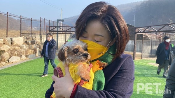 심상정 정의당 대통령후보는 9일 경기 파주에 있는 카라 더봄센터를 찾아 ‘마음으로 하는 입양’ 프로그램을 통해 입양한 ‘커피’를 안아주고 있다. 사진 심상정후보블로그