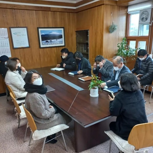 제주시와 벨아벨은 최근 간담회를 열고 길고양이 급식소를 위생적이고 안전하게 관리하며 모두 공존할 수 있는 방법을 찾기로 약속했다. 사진 벨아벨