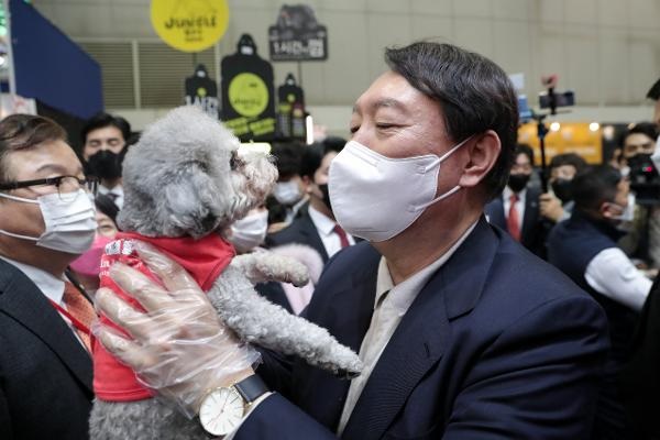 윤석열 국민의힘 대통령 후보가 지난해 11월 ‘2021 케이펫페어 일산' 행사를 찾아 강아지를 들어 안아보고 있다. 사진 윤석열후보캠프