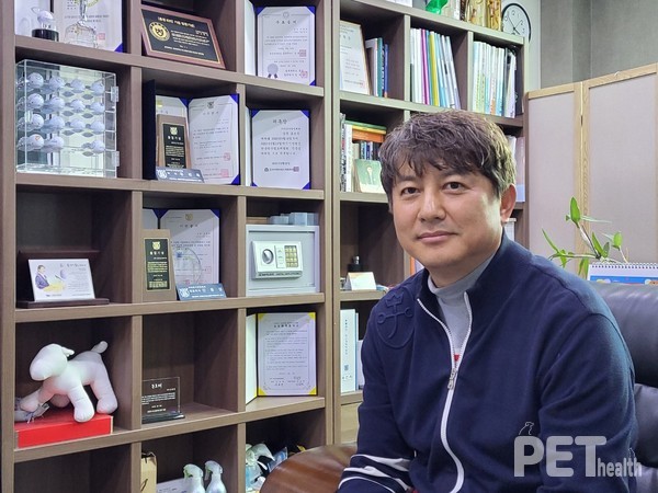 야옹아멍멍해봐는 지난 2003년 창업 이후 고객신뢰를 기반으로 계단식 성장을 이뤄왔다. 가맹점주들에게 타사 제품을 사입 할 수 있도록 길을 터 준 것은 우리나라 프랜차이즈 업계에서 보기 드문 사례다. 사진은 신용성 야옹아멍멍해봐 대표. ⓒ펫헬스