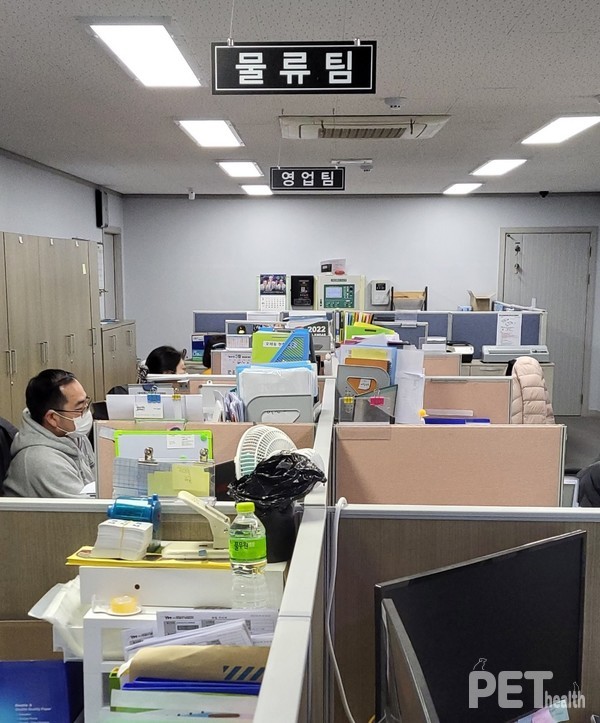 야옹아멍멍해봐는 자금력을 동원해 외형을 확대한 다른 프랜차이즈와 달리 차곡차곡 돌계단을 쌓듯 ‘자수성가’식으로 가맹점을 확대해 왔다. 특히 가맹점의 성공을 위해 본사는 지원을 아끼지 않는다. 사진은 야옹아멍멍해봐 본사 사무실 모습. ⓒ펫헬스