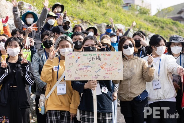 산타독 캠페인 참가자들이 함께 꾸민 푯대를 들고 기념촬영을 하고 있다. 사진 한국유기동물보호협회