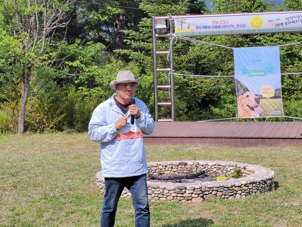 이웅종 연암대 교수가 진행하는 ‘바른산책-펫교실 캠프’가 22일~23 강원 인제군에 위치한 반려가족 전용 리조트&캠핑 라이프위드도그에서 열렸다. ⓒ펫헬스