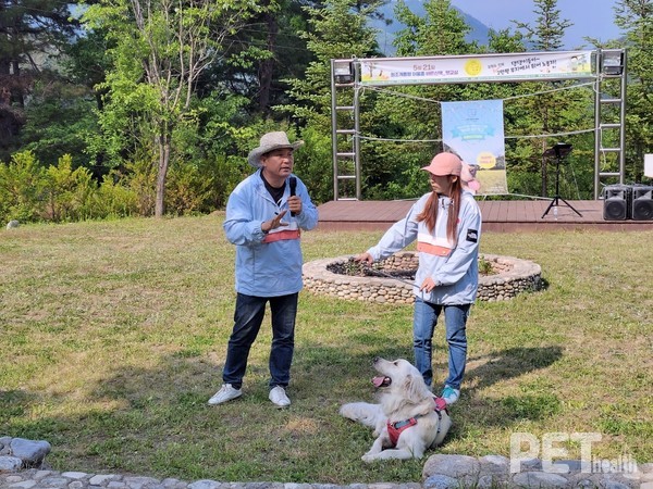 이웅종 연암대 교수가 진행하는 ‘바른산책-펫교실 캠프’가 22일~23 강원 인제군에 위치한 반려가족 전용 리조트&캠핑 라이프위드도그에서 열렸다. ⓒ펫헬스