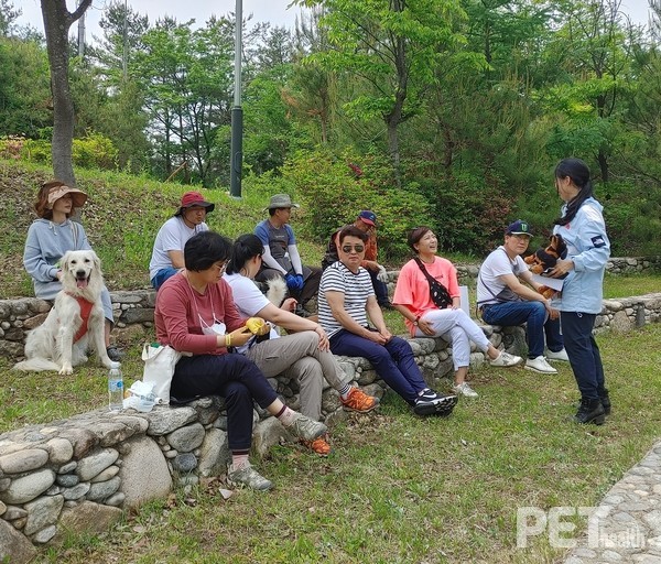 펫케어 아로마테라피 ‘플로라펫’ 김지현 대표가 반려동물을 위한 헬스케어 아로마테라피 강의와 실습도 진행하고 있다. ⓒ펫헬스