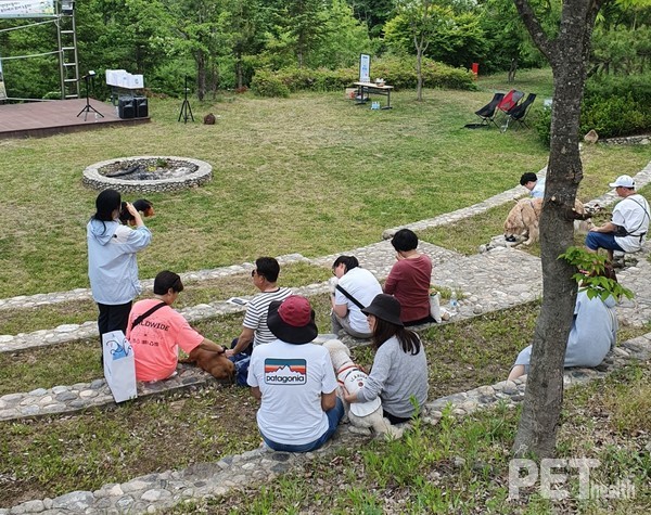 펫케어 아로마테라피 ‘플로라펫’ 김지현 대표가 반려동물을 위한 헬스케어 아로마테라피 강의와 실습도 진행하고 있다. ⓒ펫헬스