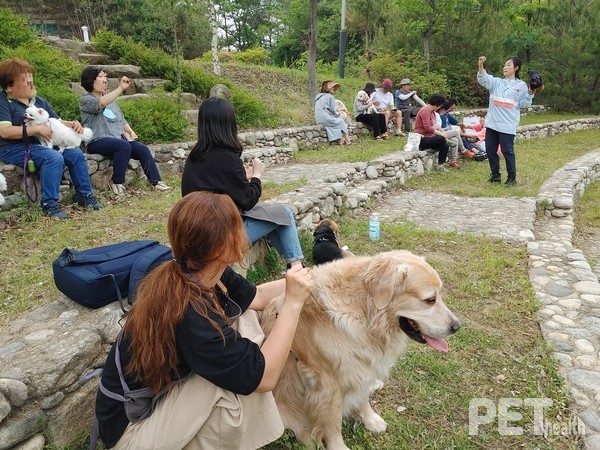 펫케어 아로마테라피 ‘플로라펫’ 김지현 대표가 반려동물을 위한 헬스케어 아로마테라피 강의와 실습도 진행하고 있다. ⓒ펫헬스