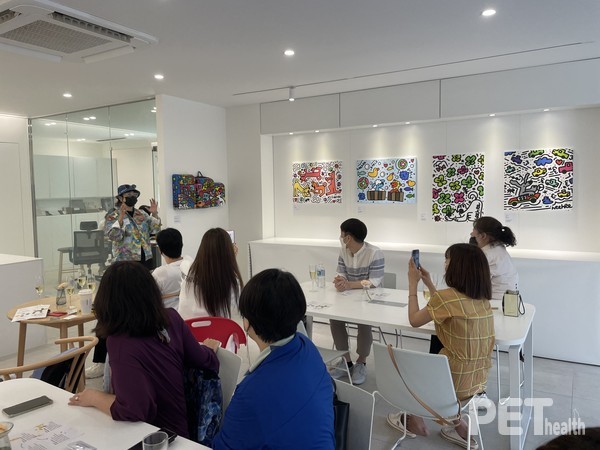 희희 작가가 페타플렉스와 협업한 작품에 대해 설명하고 있다. 사진 로다컴퍼니