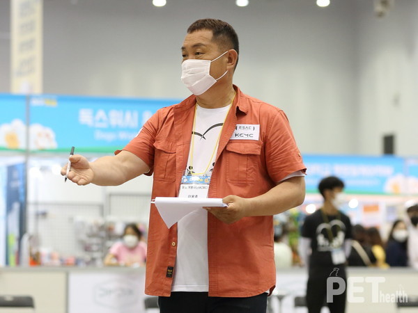 KCMC 시험 심사를 보고 있는 이웅종 연암대 교수. ⓒ펫헬스