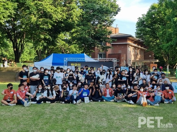 ‘제2회 KCMC 한국의 매너있는 시민견’ 대회 참가자들이 기념촬영을 하고 있다. ⓒ펫헬스