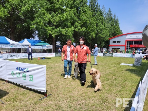 ‘제2회 KCMC 한국의 매너있는 시민견’ 대회를 주최한 KCMC문화원 이웅종 원장(사진 왼쪽, 연암대 동물보호계열학과 교수). ⓒ펫헬스