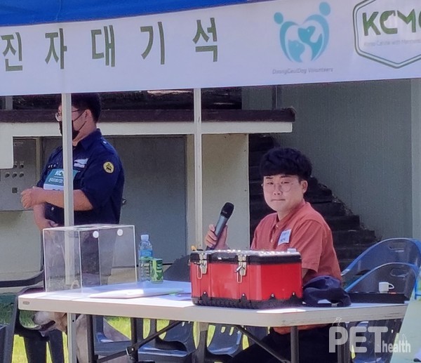 ‘제2회 KCMC 한국의 매너있는 시민견’ 대회를 진행 중인 반려견 축제 전문MC 펑키(고영두). ⓒ펫헬스