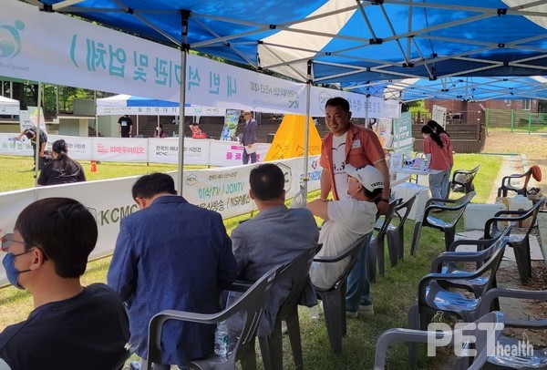 ‘제2회 KCMC 한국의 매너있는 시민견’ 대회를 주최한 KCMC문화원 이웅종 원장(연암대 동물보호계열학과 교수). ⓒ펫헬스