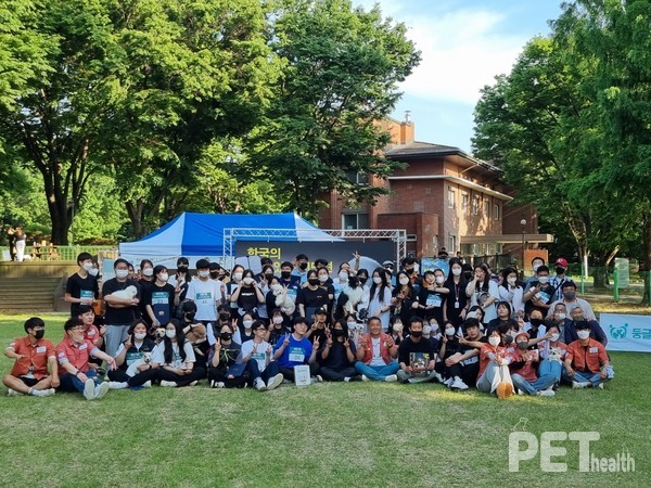 ‘제2회 KCMC 한국의 매너있는 시민견’ 대회 참가자들이 기념촬영을 하고 있다. ⓒ펫헬스
